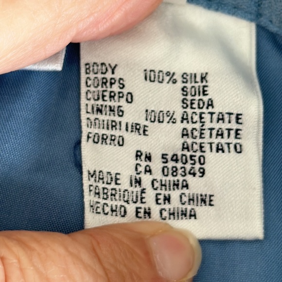 Classy and chic!! Beautiful chambray blue~100% Silk dress pants….size 6P - Picture 6 of 6